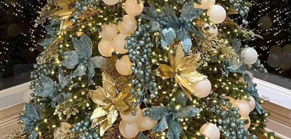 Дизайнерская Елка украшенная Золотыми и Голубыми Цветами Golden and Blue Flowers Дизайнерская Елка украшенная Золотыми и Голубыми Цветами Golden and Blue Flowers - Loft-Concept в Сочи