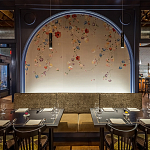 Обои ручная роспись Falling Flowers Standard colourway on Pale Grey dyed silk варинант исполнения - 1 | Loft Concept в Сочи