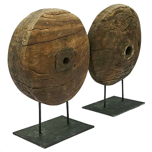 Колесо крестьянской повозки на подставке