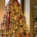 Комплект Новогодней Елки вместе с серебряной мишурой и красными лентами варинант исполнения - 1 | Loft Concept в Сочи