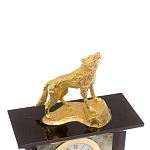 Часы настольные с декором в виде волка из натурального камня Офиокальцит Wolf Stone Clock варинант исполнения - 3 | Loft Concept в Сочи