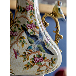 Ваза белого цвета из фарфора с цветочным рисунком и бронзовыми ручками с фигурками птиц Eden Garden porcelain and bronze варинант исполнения - 4 | Loft Concept в Сочи