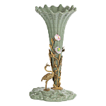 Ваза зеленая фарфоровая с волнистым краем с бронзовой фигуркой журавля Eden Garden  варинант исполнения - 1 | Loft Concept в Сочи