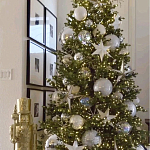 Украшенная Новогодняя Елка с серебряными шарами и звездами варинант исполнения - 1 | Loft Concept в Сочи