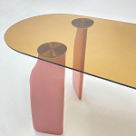 Обеденный стол со стеклянной столешницей и розовыми ножками с тканевой обивкой Wrigley варинант исполнения - 4 | Loft Concept в Сочи