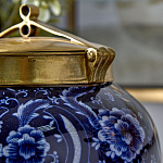Ваза с насыщенным синим орнаментом и золотой крышкой Blue & White Ornament  варинант исполнения - 3 | Loft Concept в Сочи