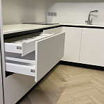 Угловой кухонный гарнитур Жемчужный белый Серый Clarke Kitchen Set White Grey варинант исполнения - 6 | Loft Concept в Сочи