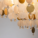 Люстра подвесная с белыми и золотыми круглыми подвесками Диаметр 70 см SHELL Chandelier варинант исполнения - 3 | Loft Concept в Сочи
