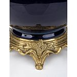 Ваза темно-синяя фарфоровая на бронзовой подставке с ажурным ободком и изогнутыми ручками Eden Garden варинант исполнения - 3 | Loft Concept в Сочи