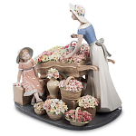 Статуэтка фарфоровая Девушка и маленькая девочка с цветами Charming Statuette варинант исполнения - 1 | Loft Concept в Сочи