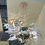 Люстра подвесная с белыми матовыми и золотыми глянцевыми листьями Wintery flovers варинант исполнения - 4 | Loft Concept в Сочи