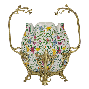 Ваза белого цвета из фарфора с ярким цветочным узором и бронзовыми ручками в виде ветвей Eden Garden porcelain and bronzeм