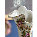 Ваза белого цвета из фарфора с цветочным рисунком и бронзовыми ручками с фигурками птиц Eden Garden porcelain and bronze варинант исполнения - 5 | Loft Concept в Сочи