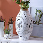 Ваза с декоративными лицами и графическими элементами в виде сердец и символов Faces of Imagination варинант исполнения - 3 | Loft Concept в Сочи