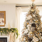 Дизайнерская Елка украшенная шарами в бежевых тонах и декором в виде белых цветов и шишек варинант исполнения - 3 | Loft Concept в Сочи