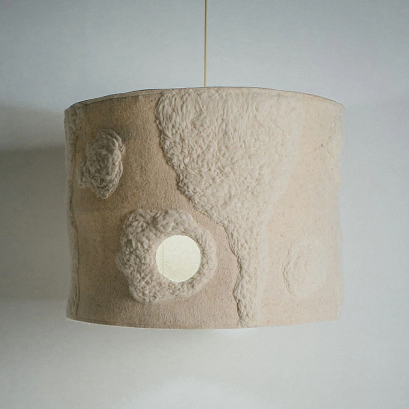 Подвесной светильник из шерсти в технике сухого валяния Dry Felted Wool Lamp Бежевый Подвесной светильник из шерсти в технике сухого валяния Dry Felted Wool Lamp Бежевый в Сочи | Loft Concept