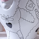 Ваза с декоративными лицами и графическими элементами в виде сердец и символов Faces of Imagination варинант исполнения - 10 | Loft Concept в Сочи