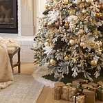 Дизайнерская Елка украшенная шарами в бежевых тонах и декором в виде белых цветов и шишек варинант исполнения - 2 | Loft Concept в Сочи