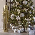 Украшенная Новогодняя Елка с серебряными шарами и звездами варинант исполнения - 2 | Loft Concept в Сочи