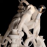 Люстра с тремя фигурами обезьян с лампочками в руках белого цвета Hanging Monkey варинант исполнения - 4 | Loft Concept в Сочи