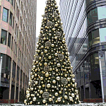 Уличная Новогодняя Ель с золотыми шарами и звездой на вершине в комплекте варинант исполнения - 1 | Loft Concept в Сочи