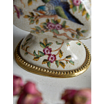 Ваза белого цвета из фарфора с цветочным рисунком и бронзовыми ручками с фигурками птиц Eden Garden porcelain and bronze варинант исполнения - 3 | Loft Concept в Сочи