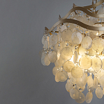 Люстра подвесная с белыми перламутровыми подвесками и изогнутыми золотистыми элементами Диаметр 50 см SHELL Chandelier варинант исполнения - 3 | Loft Concept в Сочи