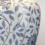 Настольная лампа с керамическим основанием в белом цвете с синим цветочным орнаментом на темной деревянной подставке и тканевым абажуром Elstead Lighting варинант исполнения - 4 | Loft Concept в Сочи