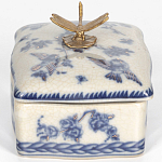 Фарфоровая шкатулка с бронзовой стрекозой Blue and White варинант исполнения - 2 | Loft Concept в Сочи